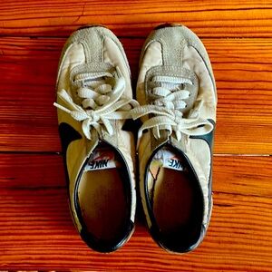 Rare Women's Vintage Nike Roadrunner size 7.5